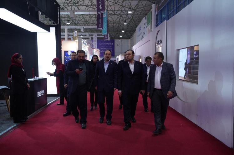 گوشه‌هایی از بازدید مدیرعامل مفاخر در نخستین شب حضور در نمایشگاه کیش اینوکس